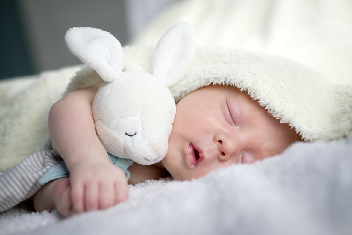 Pourquoi votre bébé se réveille la nuit (et comment y remédier efficacement)