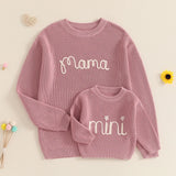 Family Matching Sweaters Mommy and Me Letter Em Blanc en situation d'utilisation